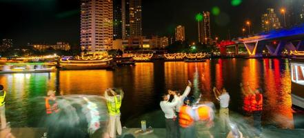 cena noturna do rio chao phraya com paisagem urbana de bangkok, tailândia foto