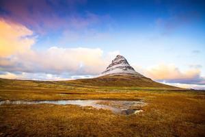 kirkjufell, montanha da igreja em islandês, uma montanha de 463 m de altura na costa norte da península de snaefellsnes da islândia, perto da cidade de grundarfjordur, islândia foto