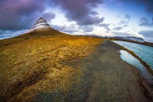 kirkjufell, montanha da igreja em islandês, uma montanha de 463 m de altura na costa norte da península de snaefellsnes da islândia, perto da cidade de grundarfjordur, islândia foto