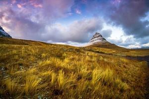 kirkjufell, montanha da igreja em islandês, uma montanha de 463 m de altura na costa norte da península de snaefellsnes da islândia, perto da cidade de grundarfjordur, islândia foto