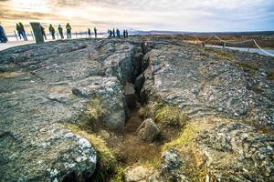 pingvellir, ou thingvellir, um local do parque nacional histórico e cultural no sudoeste da islândia, fronteira entre a placa tectônica norte-americana e a eurasiana foto