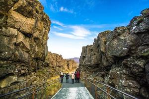 Islândia - 4 de novembro de 2017 - turistas andando na fronteira entre a América do Norte e a Eurásia em pingvellir, ou thingvellir foto