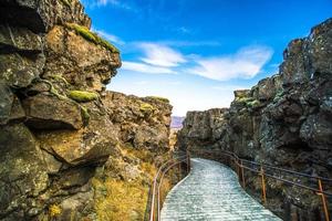 pingvellir, ou thingvellir, um local do parque nacional histórico e cultural no sudoeste da islândia, fronteira entre a placa tectônica norte-americana e a eurasiana foto