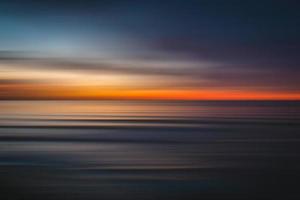 água calma durante a hora dourada foto