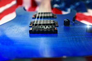 close-up de uma guitarra azul com bandeira americana foto