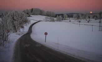 estrada de asfalto cinza no inverno foto