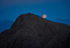 montanha marrom durante a noite foto