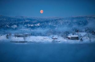 campo nevado durante a noite foto