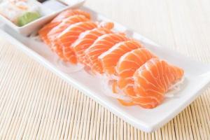 prato de sashimi de salmão foto