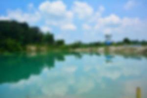 borrão do fundo do lago talaga biru no verão, conceito de natureza turquesa foto