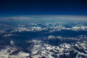 montanhas cobertas de gelo do avião foto