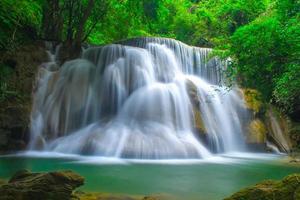 bela cachoeira em uma floresta tropical foto