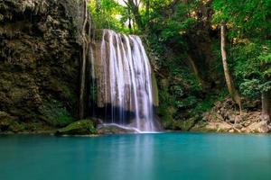 cachoeira erawan em uma floresta foto