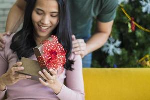 mulher recebendo presente de natal foto