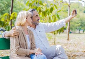 casal tirando selfie em um parque foto