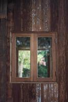 moldura de janela de madeira foto