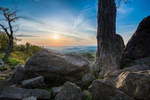 nascer do sol no parque nacional de Shenandoah na Virgínia foto