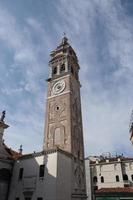 várias fotos da grande torre que fica ao lado da igreja de santa maria formosa