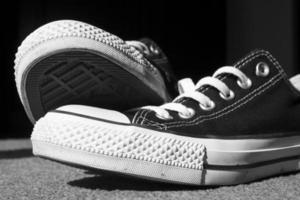 close-up de sapatos pretos de cano baixo foto