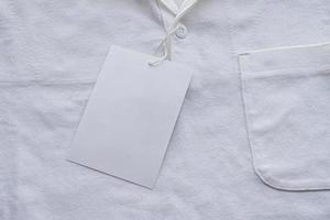 etiqueta de roupa branca em branco na camisa nova foto