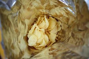 batatas fritas em saco de lanche aberto close-up foto