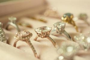 anéis e brincos de diamante de jóias na caixa foto