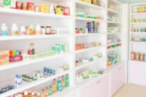 farmácia farmácia desfocar fundo abstrato com medicamentos e produtos de saúde nas prateleiras foto