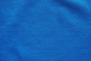 camisa de futebol de roupas esportivas de tecido azul com fundo de textura de malha de ar foto