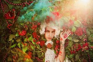 retrato de menina de conto de fadas rodeado de flores e plantas naturais. foto