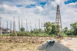 bate-estacas no canteiro de obras foto