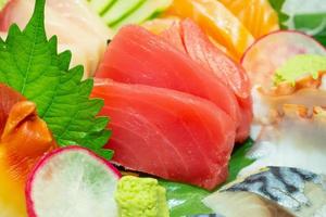 conjunto de mistura de sashimi inclui salmão, atum, saba, tai, tako e hokkigai foto