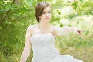 retrato de uma bela jovem noiva na natureza