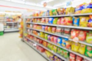 prateleiras de loja de conveniência de supermercado com salgadinho de batata desfocar fundo abstrato foto