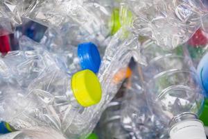 garrafas de plástico na estação de reciclagem de lixo foto