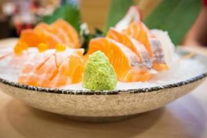 wasabi com sashimi de fatia de salmão fresco servir no gelo estilo japonês foto