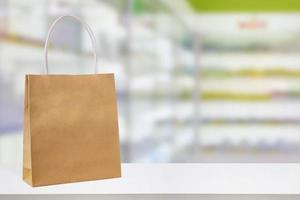 saco de papel na mesa do balcão da farmácia com medicamentos e produtos de saúde nas prateleiras desfocar o fundo foto