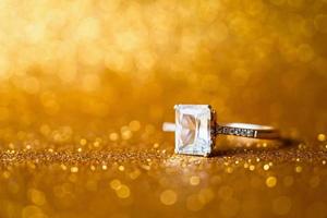 anel de diamante de joias com brilho festivo abstrato textura de férias de natal borrão de fundo com luz bokeh foto