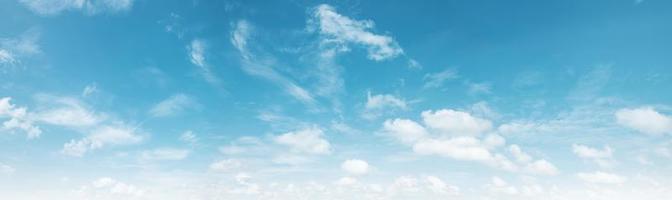 céu azul com fundo de paisagem de nuvens brancas foto