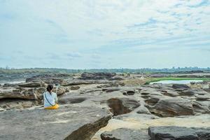 paisagem de pedra, nuvem e céu azul. sam phan boke, ubon ratchathani tailândia foto