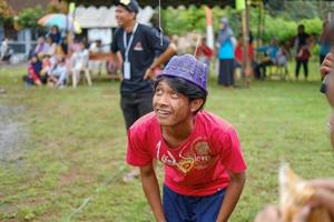 blitar, indonésia - 11 de setembro de 2022 um garotinho de camisa vermelha que está muito feliz em participar da competição para animar o dia da independência da indonésia em blitar foto