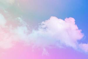 beleza doce pastel roxo azul colorido com nuvens fofas no céu. imagem multicolorida do arco-íris. luz de crescimento de fantasia abstrata foto