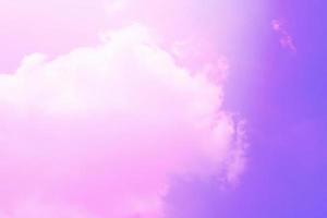 beleza doce pastel rosa roxo colorido com nuvens fofas no céu. imagem multicolorida do arco-íris. luz de crescimento de fantasia abstrata foto
