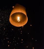 festival das lanternas do céu ou festival yi peng em chiang mai, tailândia foto