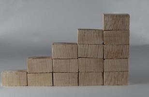 empilhamento de blocos de madeira como escada. conceito de negócio para o processo de sucesso de crescimento. foto
