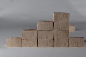 empilhamento de blocos de madeira como escada. conceito de negócio para o processo de sucesso de crescimento. foto