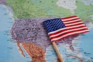 bangkok, tailândia - 15 de maio de 2022 EUA bandeira da américa no mapa do mundo. foto