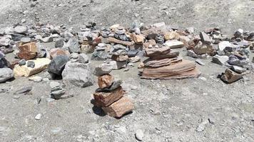 pilha de pedras no topo da montanha dispostas para meditação. foto