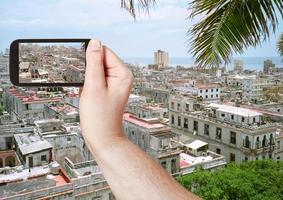 turista tirando foto da antiga cidade de havana