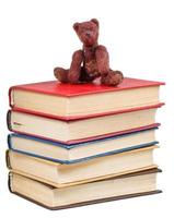 urso de brinquedo macio de feltro senta-se em livros foto