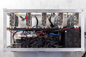 equipamento de mineração cripto gpu doméstico na parede com foco seletivo foto